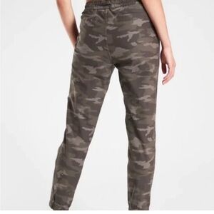 Athleta Farallon Joggers in camo size 10 green